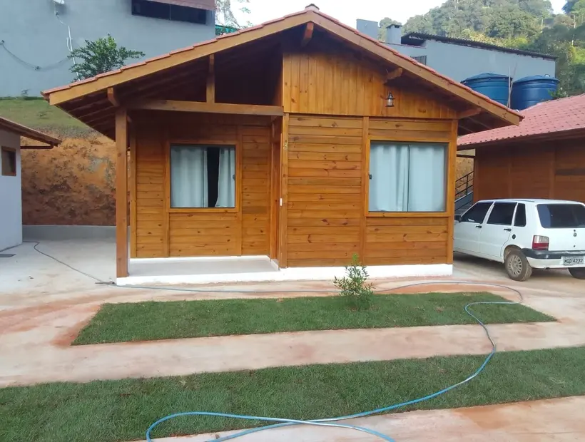 Casa de madeira para montanha: aconchego, vista e implantação